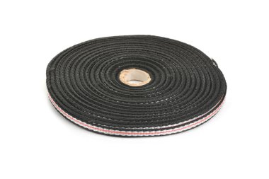 Pamuk bandın etrafında siyah beyaz şerit. Beyaz arka planda kemer yapmak için örülmüş güçlü ağlar..