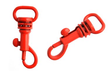 Kırmızı metal karabina zinciri, izole edilmiş, beyaz arka plan. Ön ve yan görünüm. Çantalar ve kemerler için kullan