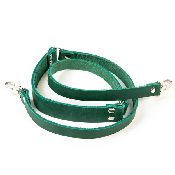 Groene Lederen Riem Met Karabijn Metalen Accessoires Geïsoleerd Witte Achtergrond — Stockfoto