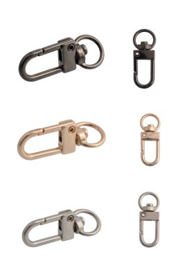 Altın, gümüş ve siyah krom metal karabina zinciri, izole edilmiş, beyaz arka plan. Kırpma yolu olan anahtarlık. Ön ve yan görünüm. Çantalar ve kemerler için kullan