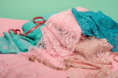 İç çamaşırı, külot ve pembe arka planda sütyenler için renk dantelli soyut bir arka plan. Hassas, sofistike, büyüleyici, elastik malzeme. Atıcı ve kumaş deposu için kullanılıyor.