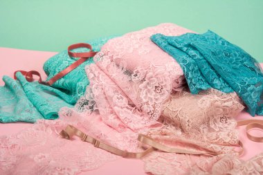 İç çamaşırı, külot ve pembe arka planda sütyenler için renk dantelli soyut bir arka plan. Hassas, sofistike, büyüleyici, elastik malzeme. Atıcı ve kumaş deposu için kullanılıyor.