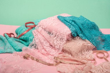 İç çamaşırı, külot ve pembe arka planda sütyenler için renk dantelli soyut bir arka plan. Hassas, sofistike, büyüleyici, elastik malzeme. Atıcı ve kumaş deposu için kullanılıyor.