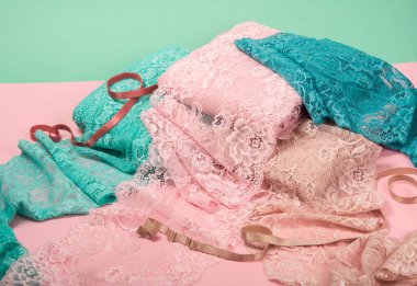 İç çamaşırı, külot ve pembe arka planda sütyenler için renk dantelli soyut bir arka plan. Hassas, sofistike, büyüleyici, elastik malzeme. Atıcı ve kumaş deposu için kullanılıyor.