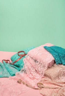 İç çamaşırı, külot ve pembe arka planda sütyenler için renk dantelli soyut bir arka plan. Hassas, sofistike, büyüleyici, elastik malzeme. Atıcı ve kumaş deposu için kullanılıyor.