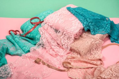 İç çamaşırı, külot ve pembe arka planda sütyenler için renk dantelli soyut bir arka plan. Hassas, sofistike, büyüleyici, elastik malzeme. Atıcı ve kumaş deposu için kullanılıyor.