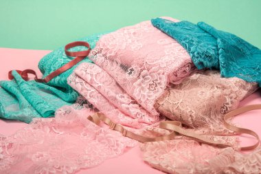 İç çamaşırı, külot ve pembe arka planda sütyenler için renk dantelli soyut bir arka plan. Hassas, sofistike, büyüleyici, elastik malzeme. Atıcı ve kumaş deposu için kullanılıyor.