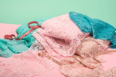 İç çamaşırı, külot ve pembe arka planda sütyenler için renk dantelli soyut bir arka plan. Hassas, sofistike, büyüleyici, elastik malzeme. Atıcı ve kumaş deposu için kullanılıyor.