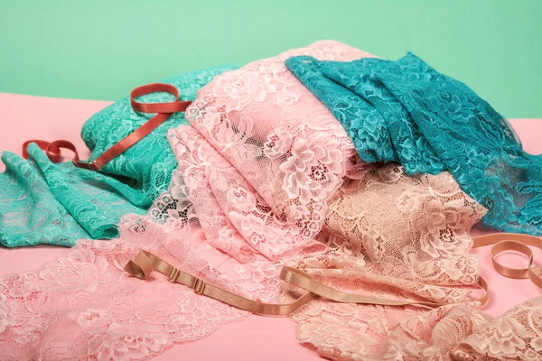 İç çamaşırı, külot ve pembe arka planda sütyenler için renk dantelli soyut bir arka plan. Hassas, sofistike, büyüleyici, elastik malzeme. Atıcı ve kumaş deposu için kullanılıyor.