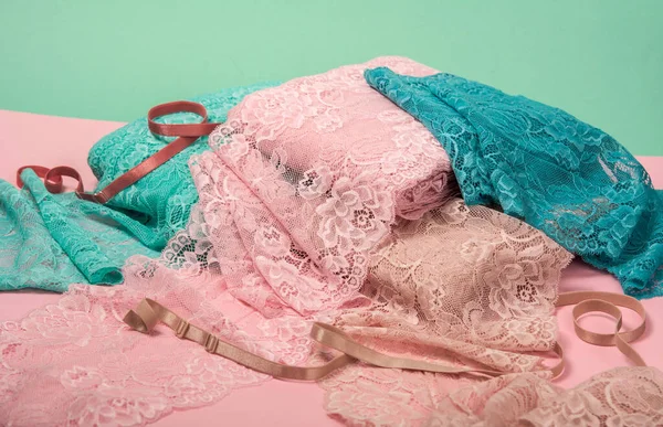 İç çamaşırı, külot ve pembe arka planda sütyenler için renk dantelli soyut bir arka plan. Hassas, sofistike, büyüleyici, elastik malzeme. Atıcı ve kumaş deposu için kullanılıyor.