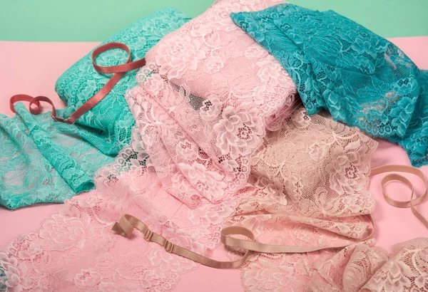 İç çamaşırı, külot ve pembe arka planda sütyenler için renk dantelli soyut bir arka plan. Hassas, sofistike, büyüleyici, elastik malzeme. Atıcı ve kumaş deposu için kullanılıyor.