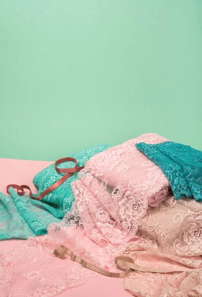 İç çamaşırı, külot ve pembe arka planda sütyenler için renk dantelli soyut bir arka plan. Hassas, sofistike, büyüleyici, elastik malzeme. Atıcı ve kumaş deposu için kullanılıyor.