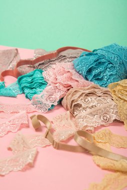 İç çamaşırı, külot ve pembe arka planda sütyenler için renk dantelli soyut bir arka plan. Hassas, sofistike, büyüleyici, elastik malzeme. Atıcı ve kumaş deposu için kullanılıyor.
