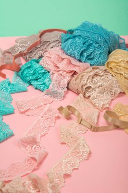 İç çamaşırı, külot ve pembe arka planda sütyenler için renk dantelli soyut bir arka plan. Hassas, sofistike, büyüleyici, elastik malzeme. Atıcı ve kumaş deposu için kullanılıyor.