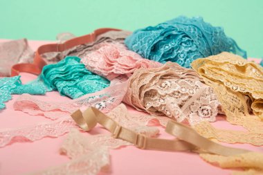 İç çamaşırı, külot ve pembe arka planda sütyenler için renk dantelli soyut bir arka plan. Hassas, sofistike, büyüleyici, elastik malzeme. Atıcı ve kumaş deposu için kullanılıyor.