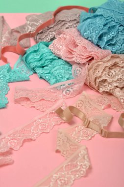 İç çamaşırı, külot ve pembe arka planda sütyenler için renk dantelli soyut bir arka plan. Hassas, sofistike, büyüleyici, elastik malzeme. Atıcı ve kumaş deposu için kullanılıyor.