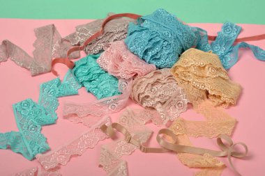 İç çamaşırı, külot ve pembe arka planda sütyenler için renk dantelli soyut bir arka plan. Hassas, sofistike, büyüleyici, elastik malzeme. Atıcı ve kumaş deposu için kullanılıyor.