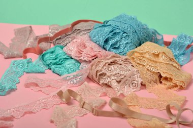 İç çamaşırı, külot ve pembe arka planda sütyenler için renk dantelli soyut bir arka plan. Hassas, sofistike, büyüleyici, elastik malzeme. Atıcı ve kumaş deposu için kullanılıyor.