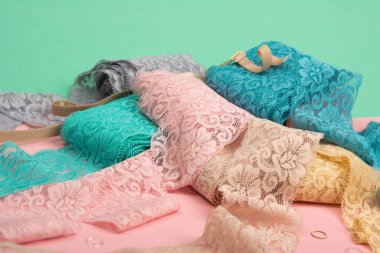 İç çamaşırı, külot ve pembe arka planda sütyenler için renk dantelli soyut bir arka plan. Hassas, sofistike, büyüleyici, elastik malzeme. Atıcı ve kumaş deposu için kullanılıyor.