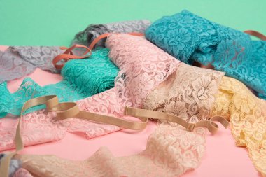 İç çamaşırı, külot ve pembe arka planda sütyenler için renk dantelli soyut bir arka plan. Hassas, sofistike, büyüleyici, elastik malzeme. Atıcı ve kumaş deposu için kullanılıyor.