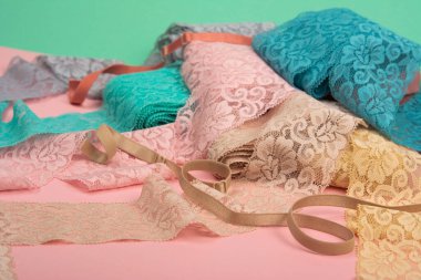 İç çamaşırı, külot ve pembe arka planda sütyenler için renk dantelli soyut bir arka plan. Hassas, sofistike, büyüleyici, elastik malzeme. Atıcı ve kumaş deposu için kullanılıyor.