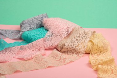 İç çamaşırı, külot ve pembe arka planda sütyenler için renk dantelli soyut bir arka plan. Hassas, sofistike, büyüleyici, elastik malzeme. Atıcı ve kumaş deposu için kullanılıyor.