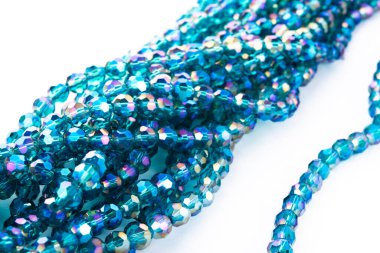 Güzel zümrüt cam parıltılı kristal boncuklar beyaz arka planda. Boncuklu mücevherler için kullan. Metin için boşluk