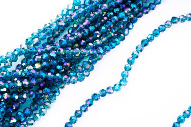 Güzel zümrüt cam parıltılı kristal boncuklar beyaz arka planda. Boncuklu mücevherler için kullan. Metin için boşluk