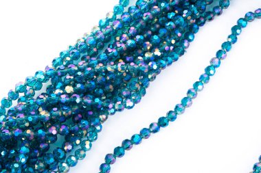 Güzel zümrüt cam parıltılı kristal boncuklar beyaz arka planda. Boncuklu mücevherler için kullan. Metin için boşluk