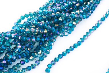 Güzel zümrüt cam parıltılı kristal boncuklar beyaz arka planda. Boncuklu mücevherler için kullan. Metin için boşluk