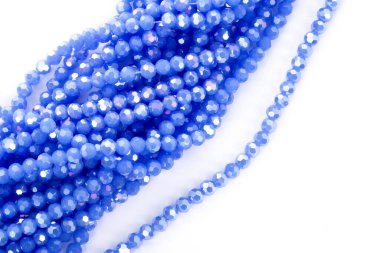 Beyaz arka planda güzel mavi cam kristal boncuklar. Boncuklu mücevherler için kullan. Metin için boşluk