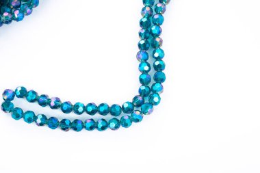 Güzel zümrüt cam parıltılı kristal boncuklar beyaz arka planda. Boncuklu mücevherler için kullan. Metin için boşluk