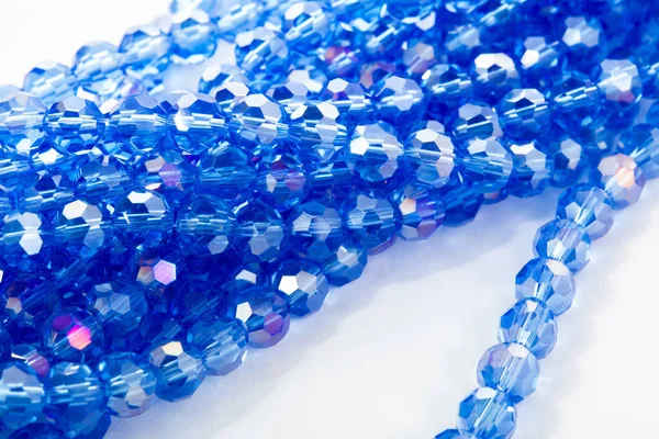 美丽的蓝色玻璃闪烁着晶莹晶莹的白色背景珠子 用于镶嵌宝石的珠宝 案文的篇幅 — 图库照片