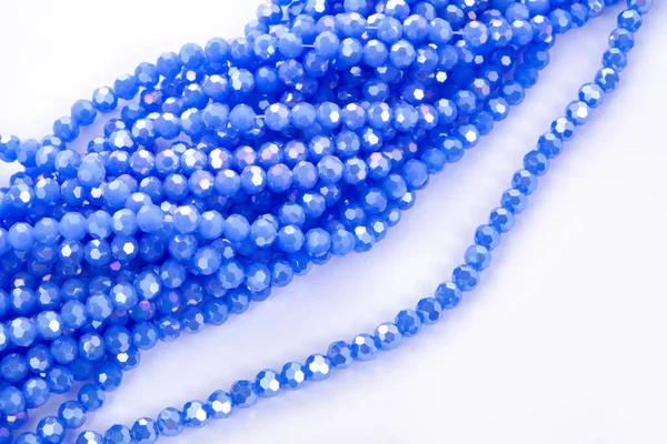 Schöne Blaue Glass Sparkle Kristall Isoalted Perlen Auf Weißem Hintergrund — Stockfoto
