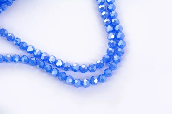 Hermosas Perlas Cristal Brillante Azul Isoalted Crystal Sobre Fondo Blanco — Foto de Stock