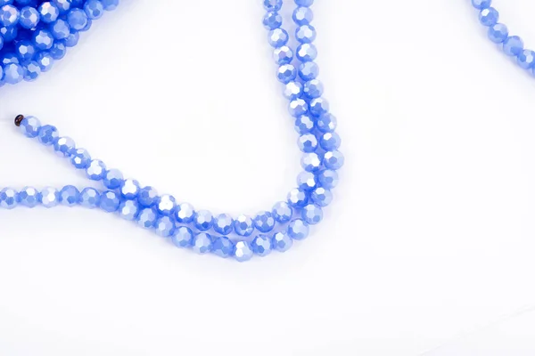 Belles Perles Cristal Étincelant Verre Bleu Isoalted Sur Fond Blanc — Photo