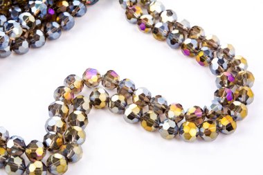 Güzel bej rengi kahverengi cam parıltılı kristal boncuklar beyaz arka planda. Boncuklu mücevherler için kullan. Metin için boşluk