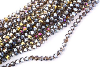 Güzel bej rengi kahverengi cam parıltılı kristal boncuklar beyaz arka planda. Boncuklu mücevherler için kullan. Metin için boşluk