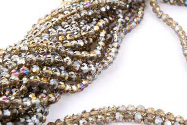 Güzel bej rengi kahverengi cam parıltılı kristal boncuklar beyaz arka planda. Boncuklu mücevherler için kullan. Metin için boşluk