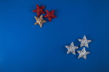 Parlak kırmızı, altın, mavi arka planda gümüş bir Noel yıldızı. Yeni yıl kutlamaları için kullan. Asgari pankart, metin için kopyalama alanı, düz çizgi.