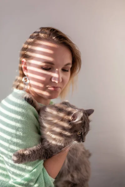 스웨터를 집고양이와 가리개를 잘생긴 여성을 가까이 것이다 인간과 동물의 관계입니다 — 스톡 사진
