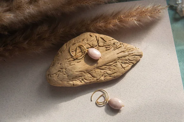 Κομψά Σκουλαρίκια Από Φυσικό Ροζ Οπάλιο Πέτρα Χρυσά Ορειχάλκινα Εξαρτήματα — Φωτογραφία Αρχείου