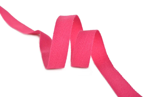 ピンク綿のツイストリボンキーパー編組白を背景に 縫製用のテープ — ストック写真