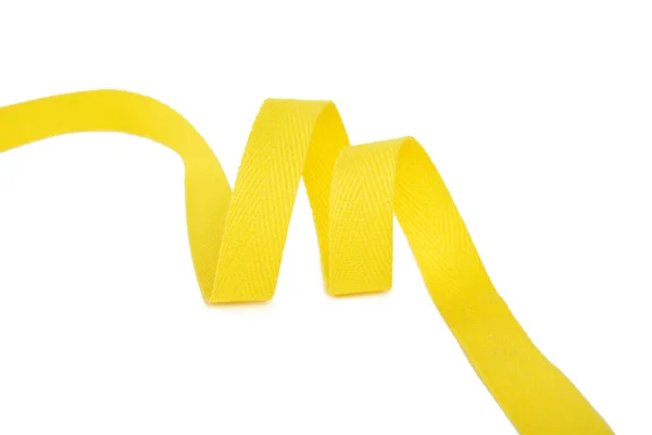 黄色の白い背景に綿のキーパー編組のツイストリボン 縫製用のテープ — ストック写真