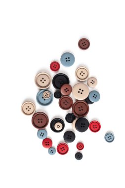 Kahverengi, bej, gri, kırmızı, siyah plastik düğmeler beyaz, güzel dikiş, minimalizm. Dikiş dikmek için kullan. Metin için boşluk.