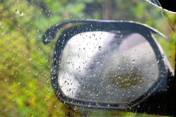 유리와 사이드 미러에 빗방울 — 스톡 사진