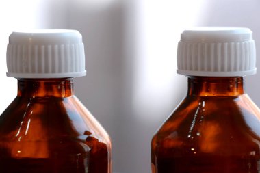 Karakteristik alkol kokulu şeffaf renksiz mobil sıvı..