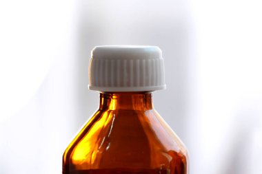 Karakteristik alkol kokulu şeffaf renksiz mobil sıvı..