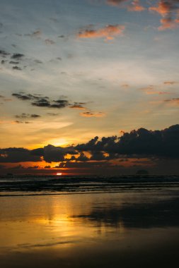 Tatil, güzel bulutlar unutulmaz gündoğumu deniz kenarında. Dalgalar deniz
