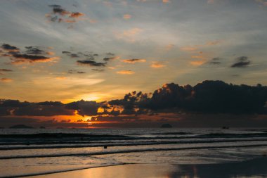 Tatil, güzel bulutlar unutulmaz gündoğumu deniz kenarında. Dalgalar deniz